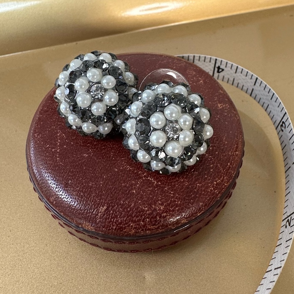 Gray rhinestone and pearl bead button earrings